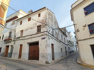 Mas à Las torres 21. Casa con gran potencial en esquina en el raval de oliva, junto a
