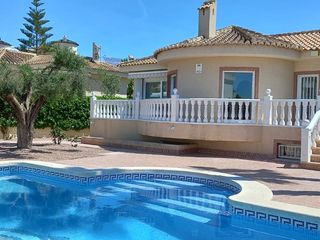 Chalet en Calle alfredo kraus 45. Newly decorated property set in a private,  within walking dista