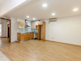 Piso en Mare de deu de les neus 72. Amplia planta baja de 80 m² con patio en vilapicina