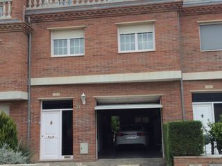 Casa adossada a C/ salvador espriu 22. Ideal para una familia.