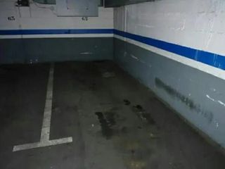 Lloguer Aparcament de moto a Còrsega 93. Parking moto alquiler esquerra eixample barcelona