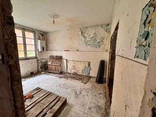 Appartamento in Prof. miguel muñiz 7. Bajo en venta en gijón para reforma con patio