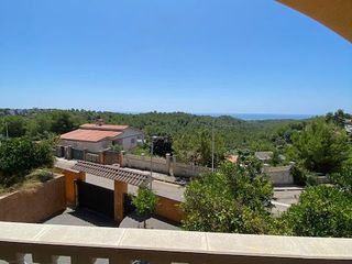 Chalet en Avinguda stanta maria de montserrat 24. Casa a cuatro vientos con vistas al mar, zona de barbacoa cubier