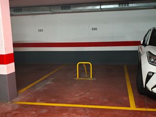 Parking coche en Amadeu vives  10. Amplia plaza de parking (planta -1) en edificio residencial de l