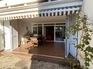 Apartamento en Carrer lliris 7. Apartament a la costa brava amb àmplia terrassa i jardí