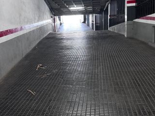 Motorradparkplatz in Avinguda de roma 101. Vigilante de noche