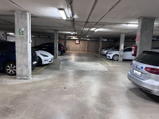 Location Parking voiture à Calle luïsa oller  52. Pàrquing a tocar de l'estació de tren.