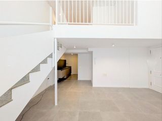 Lloguer Dúplex a Carrer navarra 39. Dúplex reformat amb sala d'estar a doble alçada, cuina de dissen