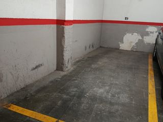 Miete Autoparkplatz in Carrer de pi i margall 98. Alquilo parking coche pequeño y moto