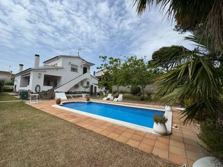 Casa in Anselm clavé 26. Casa con vistas al mar, gran parcela, piscina y chimenea a 20 mi