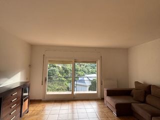 Lloguer Pis a Carrer del pi 9. Pis de 4 habitacions i 2 banys situat a un edifici amb ascensor