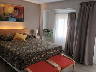 Casa adossada a Plaza colegio 8. Casa con encanto entre lo urbano y lo rural, reformada con terra