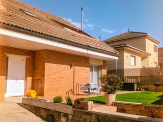 Chalet in Carrer pla de la vila 24. Despierta cada día en un hogar que no solo habitas, sino que te