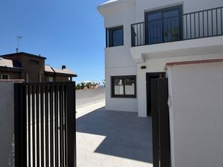 Doppelhaus in Carrer sant esteve 22. Casa a 3 vientos reformada con terraza y azotea privada