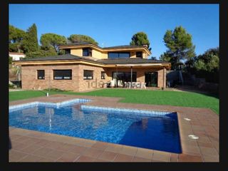 Chalet in Carrer d'ausiàs march 5. Casa con piscina todo en planta