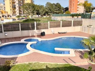 Chalet en Avenida del puerto 26. Se vende casa independiente, ubicada dentro de una urbanización,