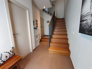 Casa adossada a Carrer sant sebastià 6. Casa a tres vents, completament exterior i amb unes vistes magní