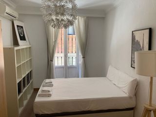 Rent Flat in San bernardo 27. Piso 3 hab. (totalmente equipado, exterior a calle peatonal) en