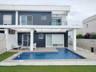 Lloguer Dúplex a Calle malta 74. Villa pareada 125m², dos plantas, parcela 219 m², con jardín y p