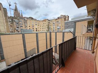 Pis a Padilla 251. Piso en c/ padilla junto a mercado sagrada familia — particular