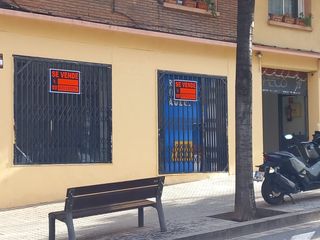 Local Comercial a Avenida de la mare de deu de montserrat 208. Magnifico local comercial en la principal avenida del barrio del