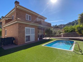 Casa en Avinguda dels països catalans 170. Exclusiva casa en vallirana con piscina privada, garaje y placas