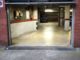 Aparcament cotxe a Carrer de salvador espriu 19. Parking para coche y moto.
