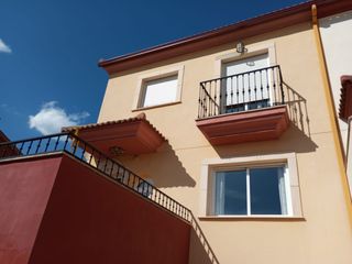 Casa a schiera in Camino curvin 3. Casa adosada con patio en urbanizacion privada