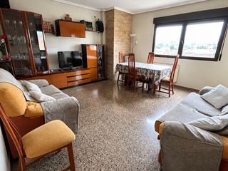 Pis a Avenida pais valencia 87. Piso soleado de 90 m² en zona céntrica con ascensor