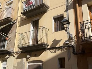 A tre livelli in Carrer la barca 14. Casa en flix para rehabilitar