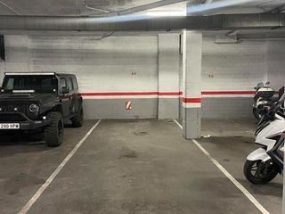 Lloguer Aparcament cotxe a Espronceda 232. Parking doble para dos todoterreno y dos motos