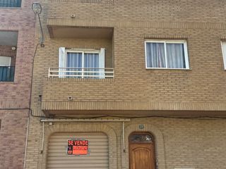 Reihenhaus in Avenida rafael ridaura 18. Adosado y local comercial en venta