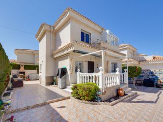 Chalet en Urbanizacion p flamenca cl 3 1149. Villa independiente en playa flamenca
