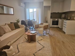 Planta baja en Moratin 30. Bajo con patio y parking en el centro