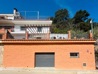 Casa a Carrer del montseny 5. Casa con piscina  a 1,7 km del centro urbano