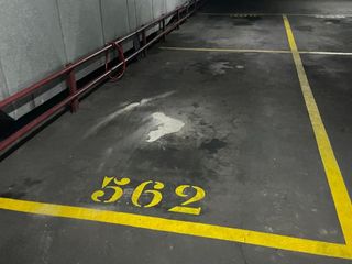 Aparcament cotxe a Clavells 8. 2 plazas de parking para coche mediano (plaza 524 de 15 m2 y pla