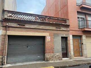 Casa aparellada a Carrer general prim 3. Casa adosada en venta en centre can nadal