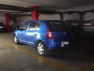 Miete Autoparkplatz in Pere iii 36. Es lloga plaça d'aparcament al costat de la clínica sta. creu