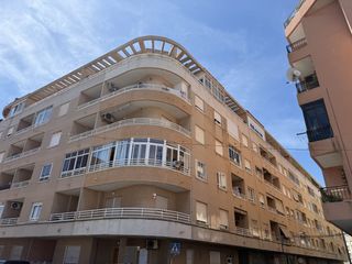 Apartamento en Calle bella antonia 4. Bonito piso con piscina comunitaria