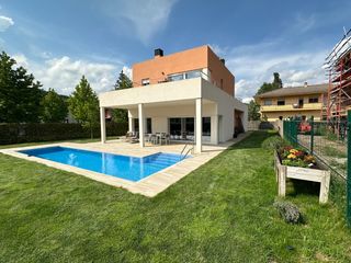 Xalet a Carretera de santa pau 32. Espectacular chalet moderno en entorno privilegiado