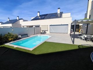 Xalet a Avenida del arco iris  2. Chalet en una sola planta con piscina privada