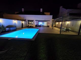 Chalet in Avenida del arco iris  2. Chalet en una sola planta con piscina privada