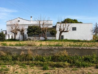 Masia a Camí cinc sènies 36. Casa rústica con finca agrícola, pozo y vistas al mar en mataró