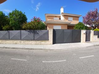 Xalet a Varsovia 33. Venta de casa unifamiliar independiente