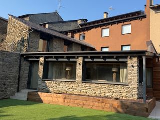 Haus in Plaça major 1. Vivienda de diseño reformada en vilallobent con acabados de alta