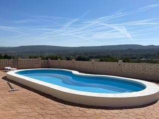 Chalet à Urbanización baños de san antonio 10. Impresionante chalet con piscina en ayora