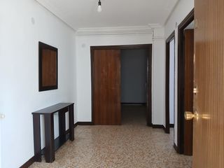 Etagenwohnung in Plaza san miguel 2. Piso de 3 habitaciones con calefacción en el centro