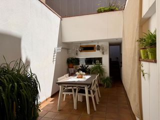 Pis a Mare de deu del pilar 14. Planta baja tipo casa con patio, terraza y entrada independiente