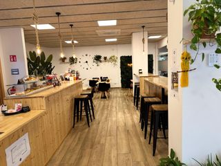 Traspàs Local Comercial a Carrer de l'hospital 10. Local listo para entrar, 132 m², equipado, con terraza, baños ad