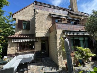 Chalet à Perez cidon 18. Exclusiva vivienda unifamiliar adosada en la zona de arturo sori